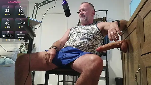 Snapshot of DaddybearVLC chatting on April 1, 2026, 6:05 pm DaddybearVLC online show from April 1, 2026, 6:05 pm