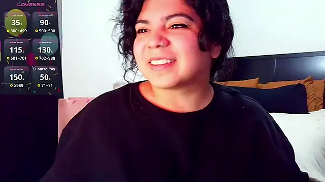 kimmiakiss22 online show from November 17, 2025, 3:32 am