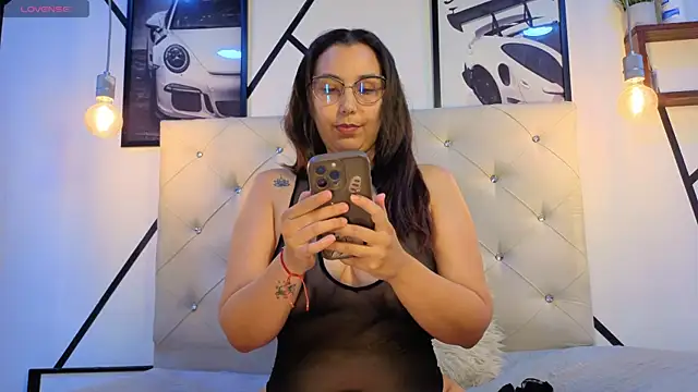 Snapshot of violetasimonz chatting on June 3, 2026, 8:35 pm violetasimonz online show from June 3, 2026, 8:35 pm