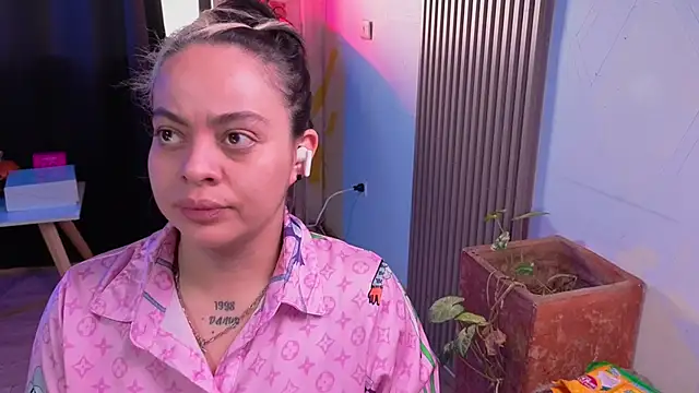 Cuttiealice online show from November 18, 2025, 2:20 pm