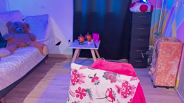 Cuttiealice online show from November 3, 2025, 11:47 am