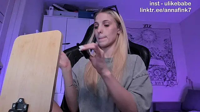 Snapshot of Anna_Fink chatting on September 19, 2025, 7:29 pm Anna Fink online show from September 19, 2025, 7:29 pm