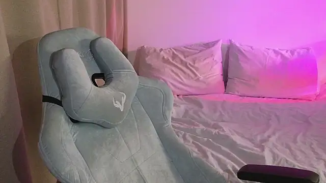 cute thomas online show from March 16, 2026, 7:49 pm