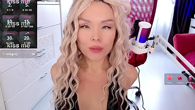 Snapshot of WhiteBunny chatting on February 6, 2026, 8:10 am WhiteBunny online show from February 6, 2026, 8:10 am