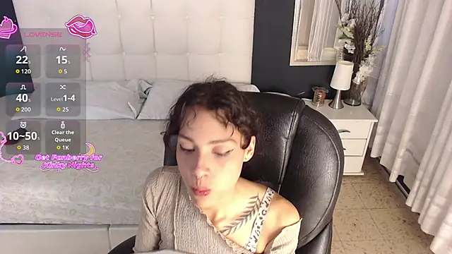 LiaVillalobos online show from December 17, 2025, 2:11 pm