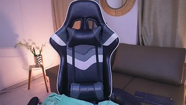 dianebleu online show from March 22, 2025, 4:03 am