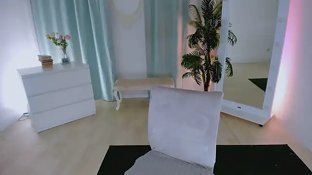 Snapshot of Karinella_x chatting on June 17, 2026, 12:15 pm Karinella x online show from June 17, 2026, 12:15 pm