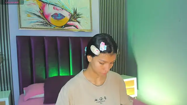 LauraAristizabal online show from October 24, 2025, 12:37 pm