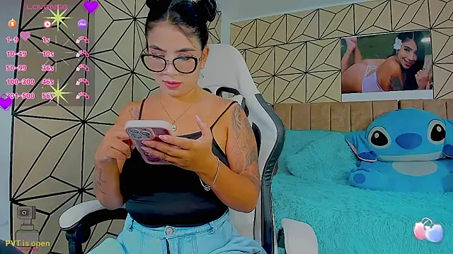 Snapshot of vane_lopez_ chatting on March 2, 2026, 7:43 pm vane lopez online show from March 2, 2026, 7:43 pm