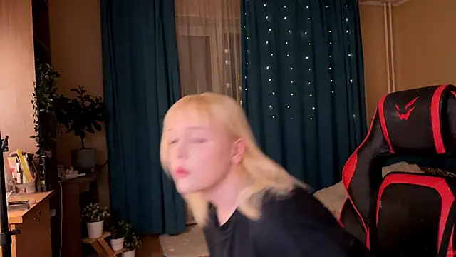 LisaLaas online show from October 2, 2025, 4:10 pm