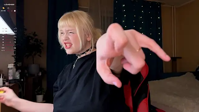 LisaLaas online show from September 30, 2025, 8:48 pm