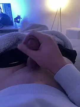 Snapshot of Jonkitzler1 chatting on February 13, 2025, 10:44 am Jonkitzler1 online show from February 13, 2025, 10:44 am