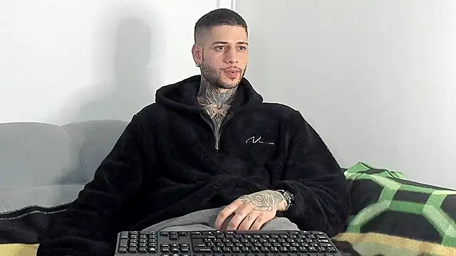 Snapshot of _jamesleandros1 chatting on November 28, 2025, 12:38 pm jamesleandros1 online show from November 28, 2025, 12:38 pm