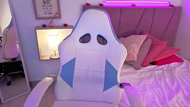 PIA STONE online show from September 12, 2025, 9:14 pm