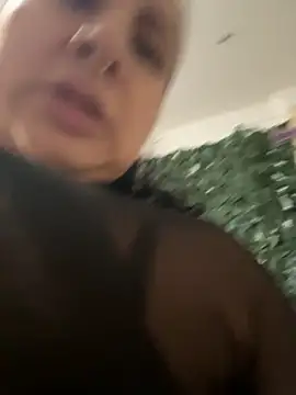 Abril Luv online show from November 24, 2025, 12:38 pm