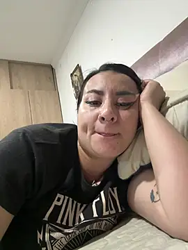 Abril Luv online show from April 7, 2026, 2:35 am