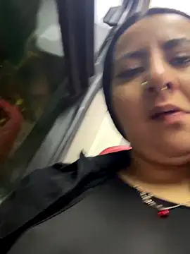 Abril Luv online show from October 22, 2025, 1:05 am