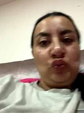 Abril Luv online show from November 4, 2025, 2:37 am