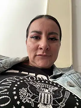 Snapshot of Abril_Luv chatting on February 11, 2026, 1:44 pm Abril Luv online show from February 11, 2026, 1:44 pm