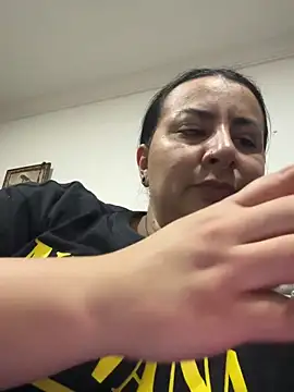 Abril Luv online show from November 11, 2025, 1:11 am