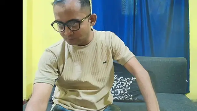 Snapshot of Cute_boy2000 chatting on November 18, 2025, 5:44 am Cute boy2000 online show from November 18, 2025, 5:44 am