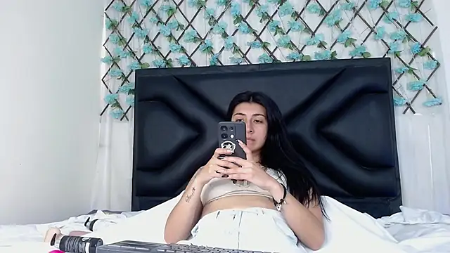 EmmaWilliamss online show from September 28, 2025, 2:13 pm