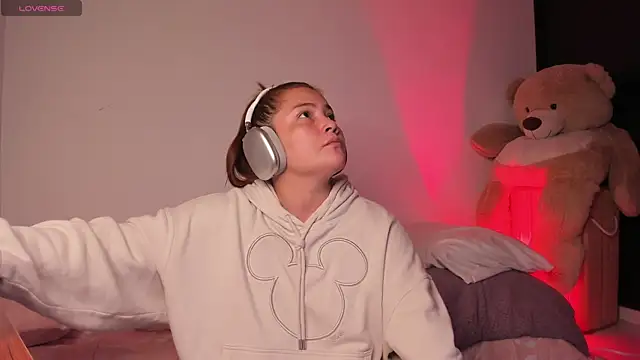 EmilyBarragan online show from October 2, 2025, 2:09 pm