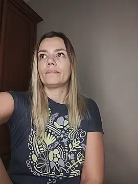 KrissSexi online show from November 19, 2025, 5:40 am