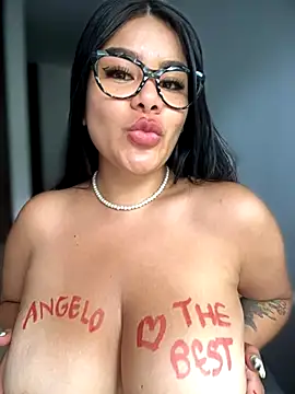 Snapshot of Insane_Issa chatting on November 24, 2025, 3:23 pm Insane Issa online show from November 24, 2025, 3:23 pm