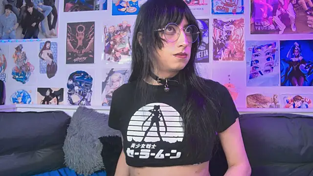 snowblack  online show from September 12, 2025, 3:34 pm