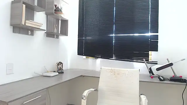 MIYESSI online show from October 2, 2025, 4:54 pm