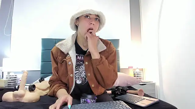 charlott lens online show from October 16, 2025, 6:38 pm