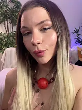 Snapshot of KittyKatyDream chatting on February 3, 2025, 10:32 pm KittyKatyDream online show from February 3, 2025, 10:32 pm