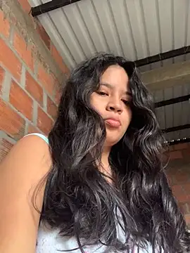 moncerrat luna online show from February 19, 2025, 1:39 pm