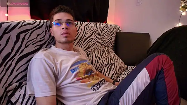 kisstarxxx online show from February 15, 2026, 7:42 am