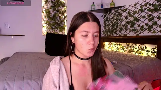 kisstarxxx online show from May 27, 2026, 5:37 am