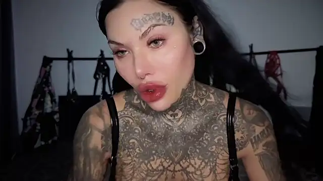 claudiacvc95 online show from April 8, 2026, 2:02 am