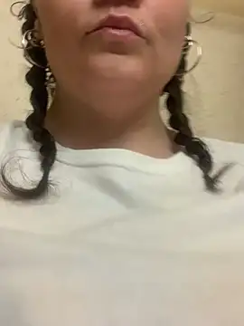 Snapshot of ThICk_JuIcEy chatting on February 22, 2026, 5:32 am ThICk JuIcEy online show from February 22, 2026, 5:32 am