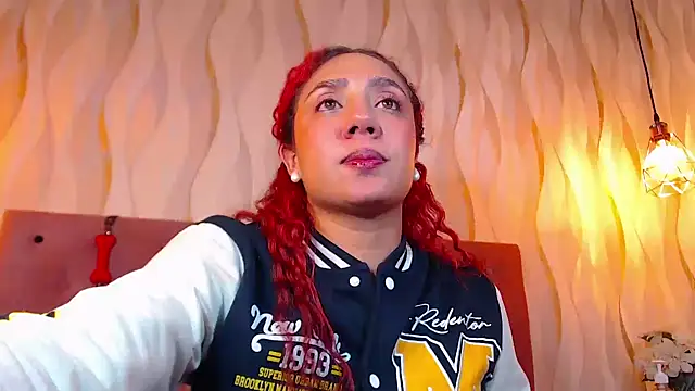 Snapshot of IsabelaLatina chatting on February 5, 2026, 4:30 am IsabelaLatina online show from February 5, 2026, 4:30 am