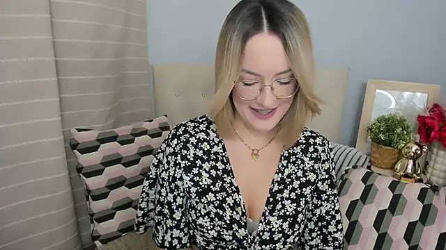 MollyFlowers online show from March 23, 2026, 6:08 pm