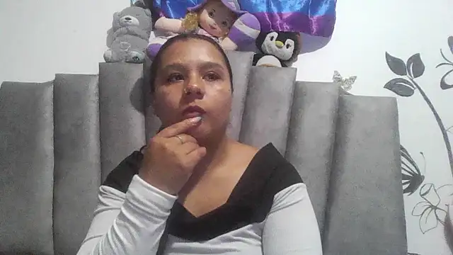 Snapshot of Charis_21 chatting on April 22, 2026, 11:22 pm Charis 21 online show from April 22, 2026, 11:22 pm