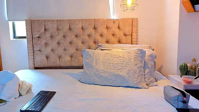 KeryHillson online show from March 17, 2026, 2:09 pm