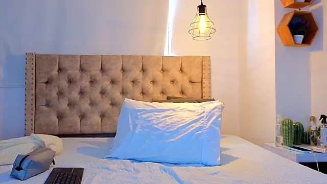 KeryHillson online show from April 1, 2026, 1:41 pm