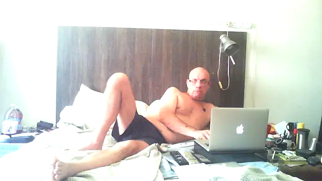 dazuk4513 online show from May 14, 2026, 5:10 pm