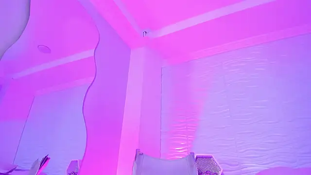 Snapshot of CamileHolmes chatting on March 18, 2025, 7:33 am CamileHolmes online show from March 18, 2025, 7:33 am