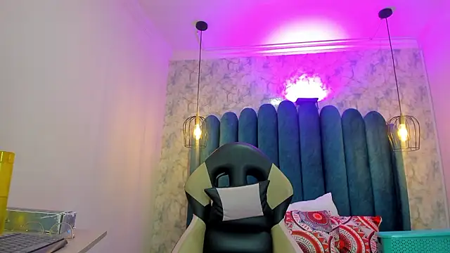 nalalye cruzz  online show from March 5, 2026, 3:14 am