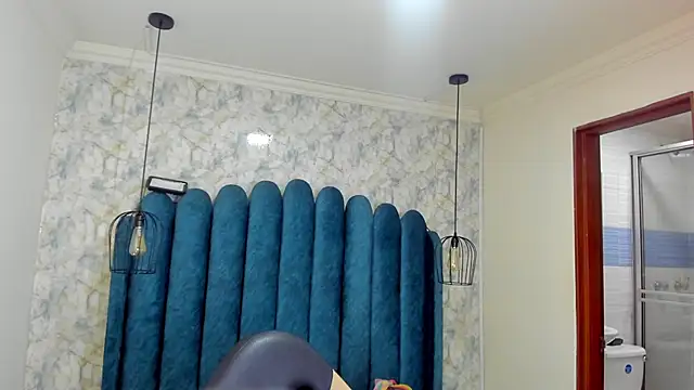 nalalye cruzz  online show from March 19, 2026, 2:22 am