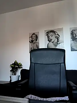 Ladykaos online show from October 28, 2025, 1:21 pm