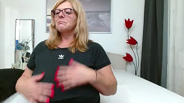 YulliaMilf online show from November 7, 2025, 3:16 pm