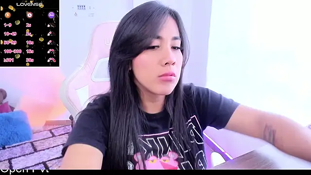 KAROLIVONNE online show from December 1, 2024, 5:51 pm